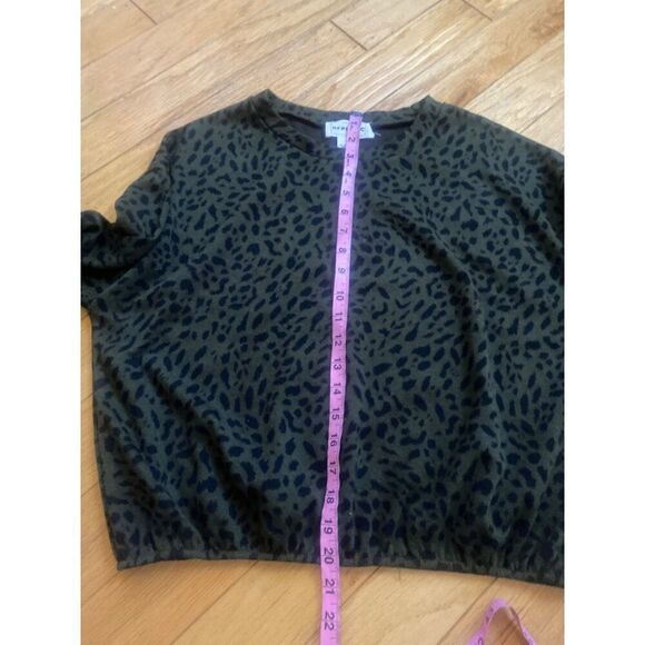 For the Republic Women's Long Sleeve dark green Leopard Print Top Size Medium - Picture 6 of 8